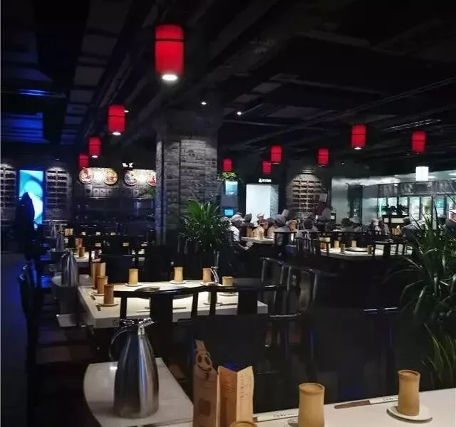 简约火锅店装修设计_火锅店装修设计成这样，怪不得生意红红火火！